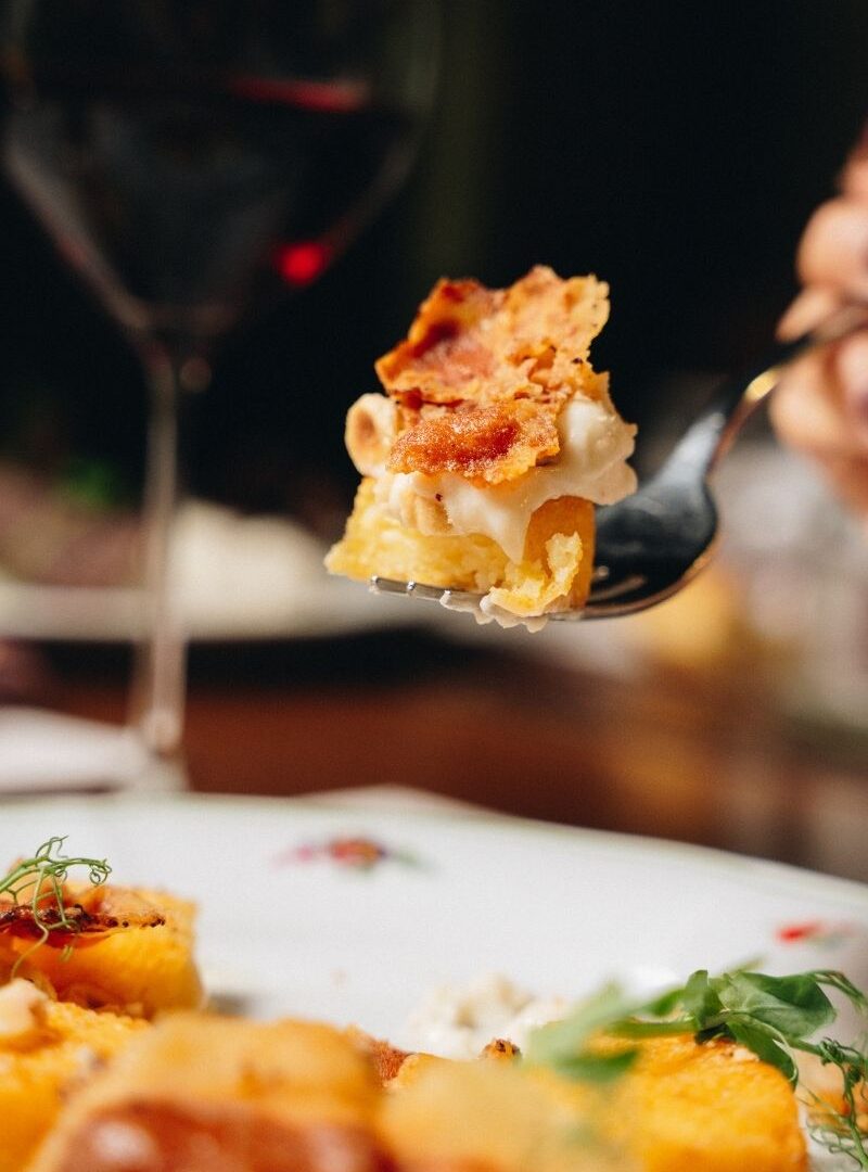 Polenta fritta con mousse di zola, guanciale croccante e nocciole tostate di Rosso Brera Polenta fritta con mousse di zola, guanciale croccante e nocciole tostate di Rosso Brera
