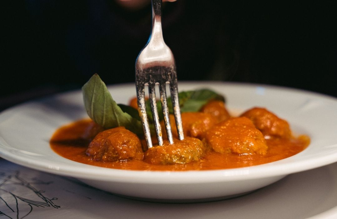 Polpette al sugo con basilico fresco servite presso il ristorante Rosso Brera Polpette al sugo con basilico fresco servite presso il ristorante Rosso Brera