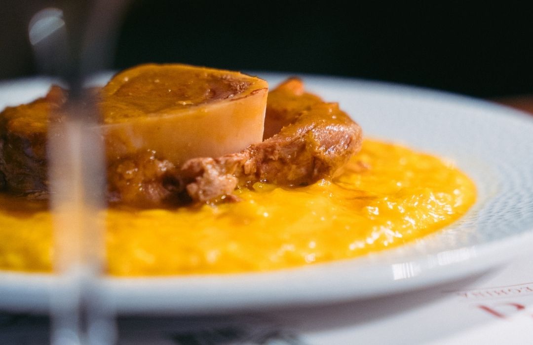 Ossobuco di vitello con Risotto alla Milanese tradizionale servito da Rosso Brera Ossobuco di vitello con Risotto alla Milanese tradizionale servito da Rosso Brera