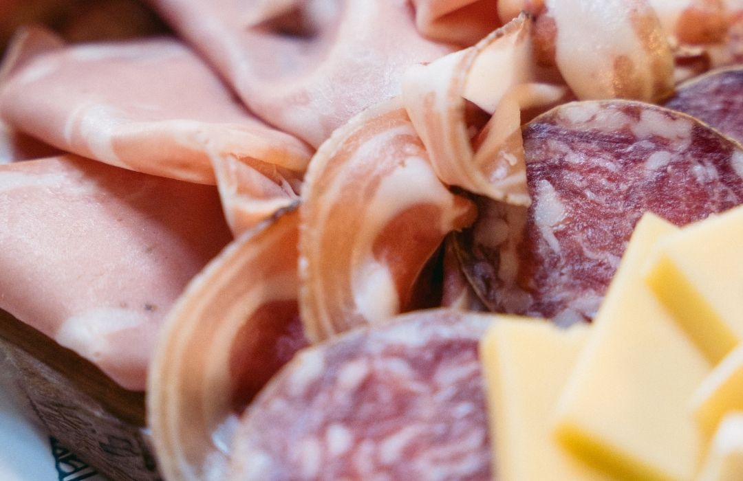Tagliere di salumi e formaggi lombardi con mostarda artigianale di Rosso Brera Tagliere di salumi e formaggi lombardi con mostarda artigianale di Rosso Brera
