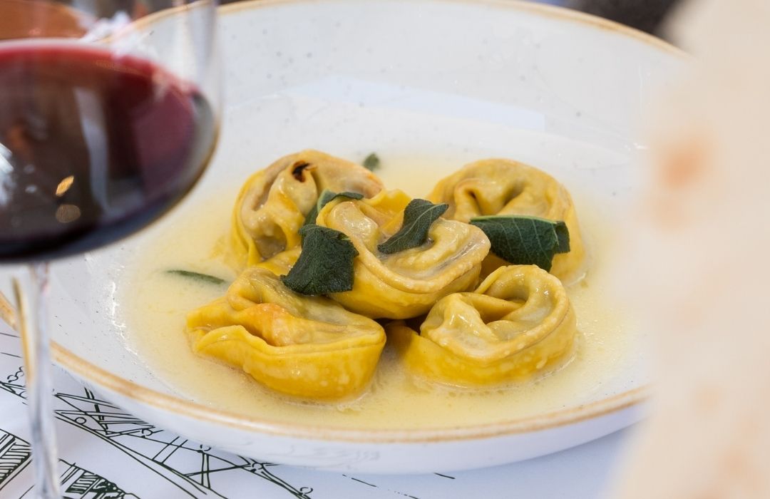 Tortelli con salsa alla salvia e castagne serviti da Rosso Brera Tortelli con salsa alla salvia e castagne serviti da Rosso Brera