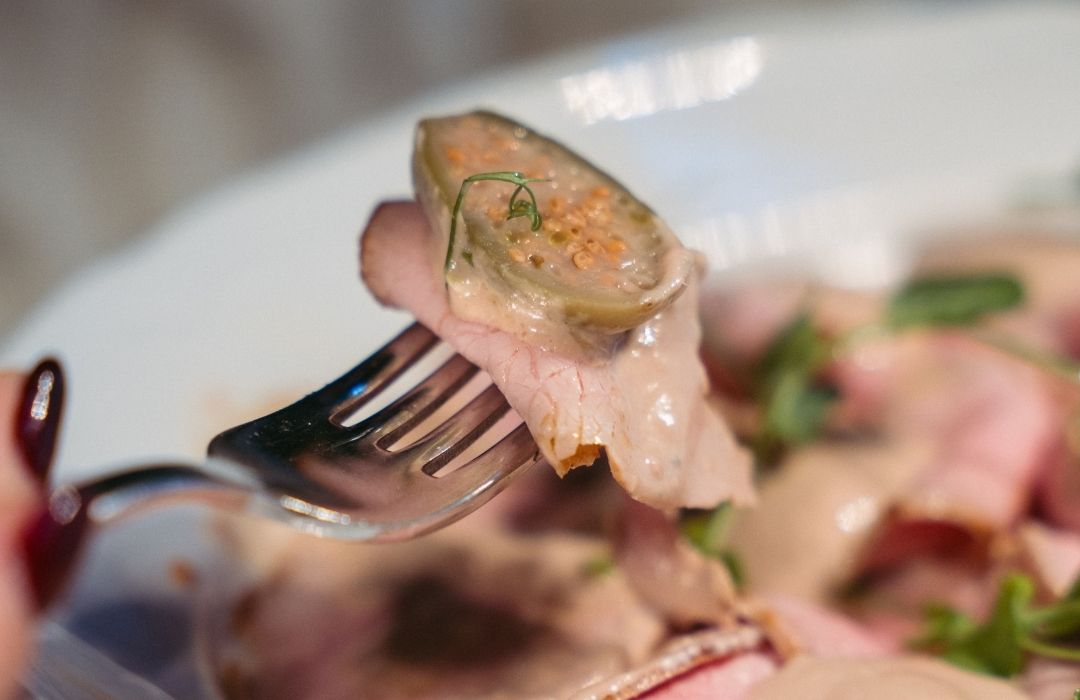 Vitello tonnato cucinato a bassa temperatura servito presso il ristorante Rosso Brera Vitello tonnato cucinato a bassa temperatura servito presso il ristorante Rosso Brera