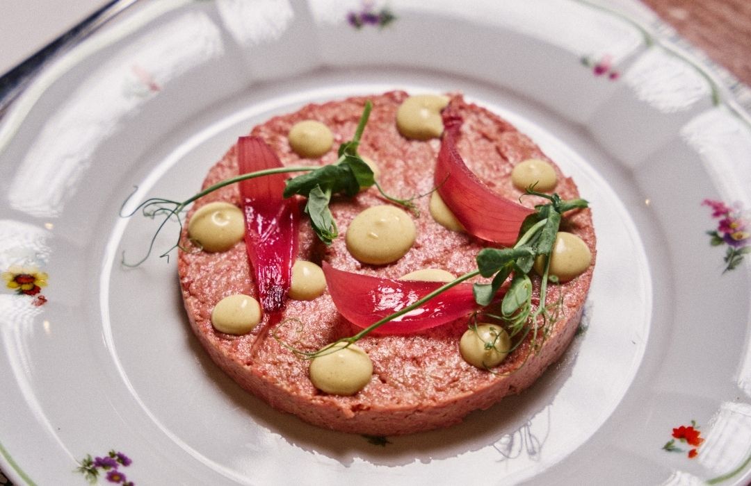 Tartare di manzo con acciughe, senape, capperi e cipolla in agrodolce Tartare di manzo con acciughe, senape, capperi e cipolla in agrodolce